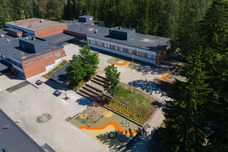 Pihasaneeraus - Vantaalla sijaitsevalle Simonkyän koululle toteutettiin piharakentamisessa koulunpihan perusparannus.
